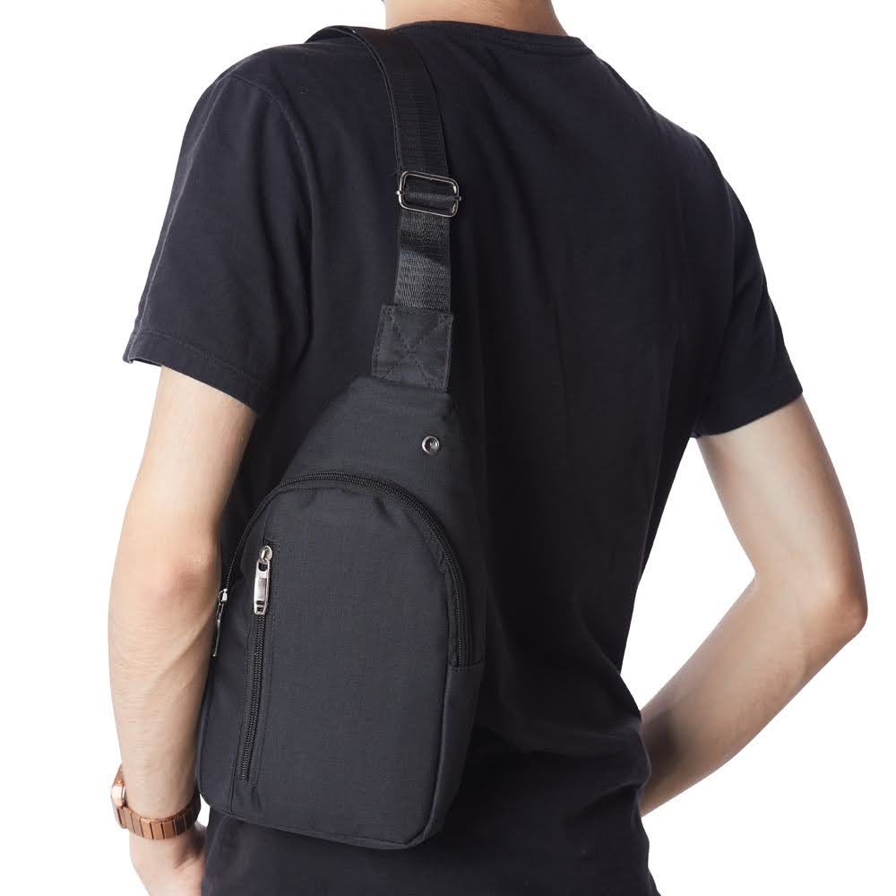 Homem de camiseta preta visto de costas, com uma bolsa transversal no ombro